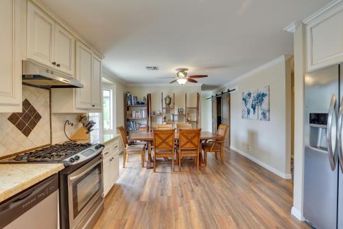 Kuchyň nebo kuchyňský kout v ubytování Pet-Friendly Temecula Home in Wine Country!