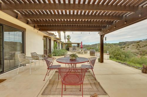 Balkón nebo terasa v ubytování Pet-Friendly Temecula Home in Wine Country!