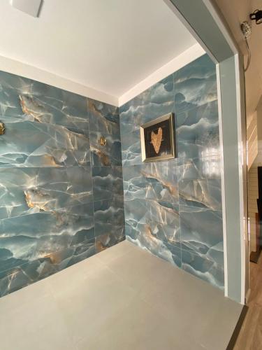 uma casa de banho com mural de peixe na parede em Chalé Pé do Morro em Penha