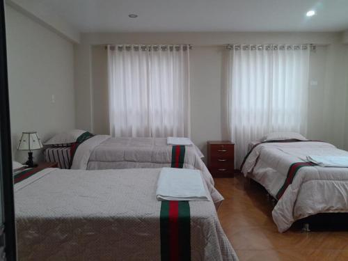 een hotelkamer met 2 bedden en een kamer met 2 bedden bij Veronica lookout Hotel in Urubamba