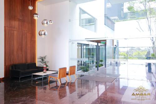 a lobby with a couch and chairs and a table at Ámbar Suite Room / lujo y confort únicos in Quito