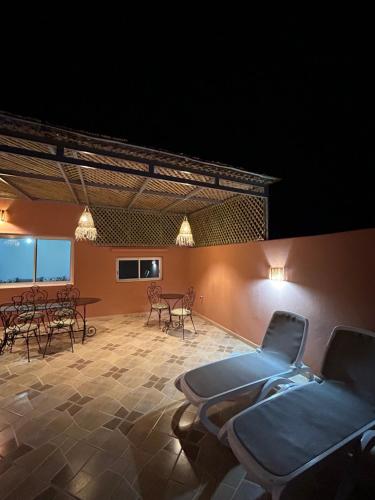 a room with chairs and tables and a projection screen at Appartement Duplex élégant et calme Marrakech Menara in Marrakesh