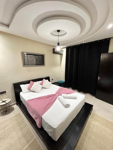 um quarto com uma cama grande num quarto em Appartement Duplex élégant et calme Marrakech Menara em Marraquexe