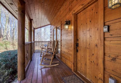 賽維爾維爾的住宿－Secluded Hideaway cabin，小木屋的门廊,配有摇椅