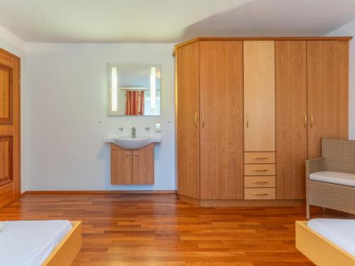 a bedroom with a sink and a mirror at Haus am Bad in Bad Häring