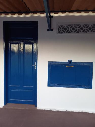 a blue door on the side of a building at Pousada Espaço Cosmos in Águas da Prata