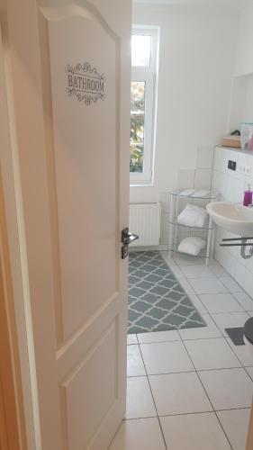 una puerta abierta en un baño con lavabo en Moderner Fachwerktraum en Uetze