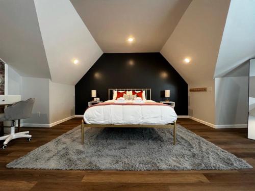 um quarto com uma cama e uma parede preta em Rivertown Retreat in Downtown Verona em Verona