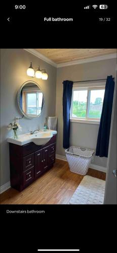 ein Bad mit einem Waschbecken und einem Spiegel in der Unterkunft Jen's place 