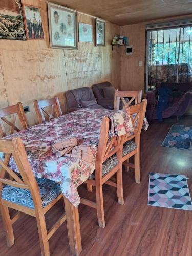 a dining room table with chairs and a couch at Casa donde Angy - arriendo desde 2 noches in Papudo