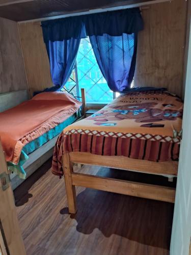 a bedroom with two beds and a window at Casa donde Angy - arriendo desde 2 noches in Papudo