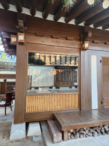 慶州的住宿－HanokInn，餐厅前方设有长凳的窗户