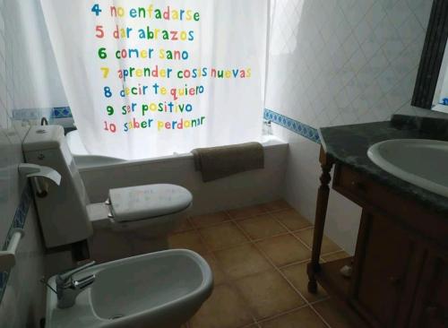 a bathroom with a toilet and a sink at Precioso apartamento a 7 minutos en tren al centro de Valencia in Benetúser