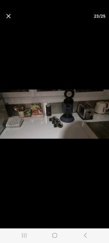 un ordinateur installé au-dessus d'un bureau dans l'établissement T3 cosy, calme & lumineux proche Eurexpo, Groupama, à Saint-Priest