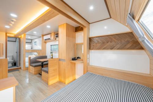 een kleine kamer met een bed en een bureau bij Gapyeong Nami Island Marina Caravan in Chuncheon