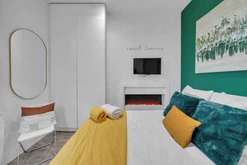 un soggiorno con letto e TV di The Green Room a Sydenham