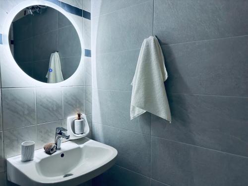 a bathroom with a sink and a mirror at Northern Pearl in Karousádes