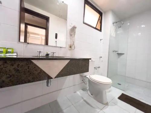 ein Bad mit einem WC, einem Waschbecken und einer Dusche in der Unterkunft Roket Hostel in Curitiba