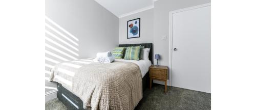 Katil atau katil-katil dalam bilik di Southwark Serenity: Cozy Flat with Balcony