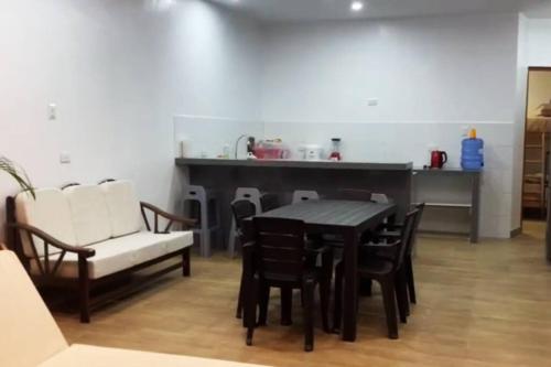 een woonkamer met een tafel en stoelen en een keuken bij Hamaka Beach House in Boca del Charán