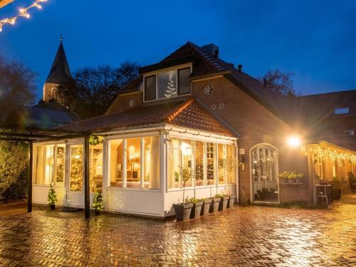 SteenderenにあるFarm Stay Near Bronkhorstの灯台付きの家