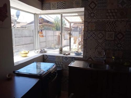 cocina con fregadero y ventana en Casa de campo, en Pichilemu
