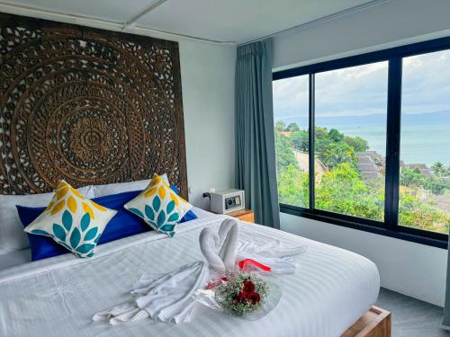 Baan Khai的住宿－塔諾伊花園度假屋，一间卧室,配有一张带花圈的床