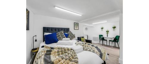 um quarto com uma cama grande e uma sala de jantar em Cosy Little Flat - Perfect Base for Explorers em Londres