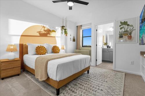 1 Schlafzimmer mit einem großen Bett und einem Badezimmer in der Unterkunft 12 Bedrooms- 11,5 Baths- Paradiso Grande 10000vw in Orlando