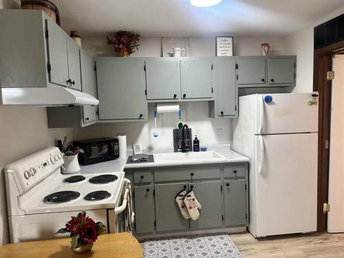 a kitchen with white appliances and a white refrigerator at Old Aristocracy Hill 1BR Quiet Apartment Downtown! in Springfield