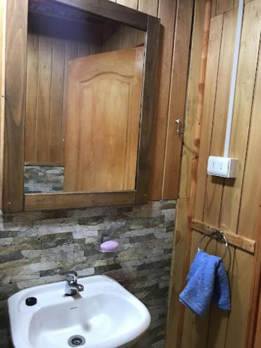 a bathroom with a sink and a mirror at Cabañas Brisas del Mar- Hualaihue in Hualaihué