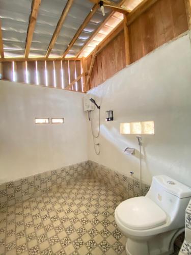 a bathroom with a toilet and a sink at Bello Bungalow in Batukliang