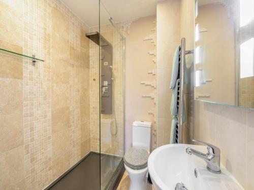 bagno con lavandino e servizi igienici di Durham Oasis Apartment - Uk46017 a Durham
