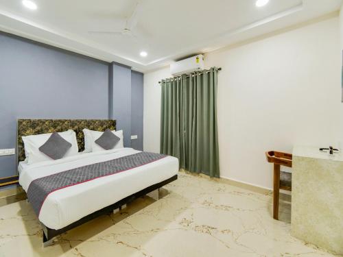 a bedroom with a bed and a green curtain at Townhouse Hotel Rio in Hyderabad