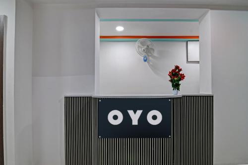 Ein Schild für ein ovo-Büro mit Blumen drauf. in der Unterkunft Super OYO AIRPORT PALACE in kolkata
