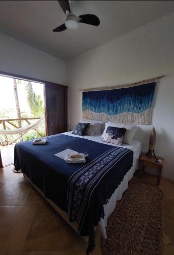 a bedroom with a large bed with a blue blanket at Villa Aracoara in Prea