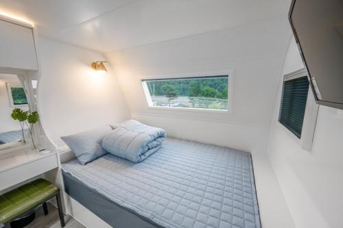 a small room with a bench in a tiny house at Chuncheon Healing Bridge in Chuncheon