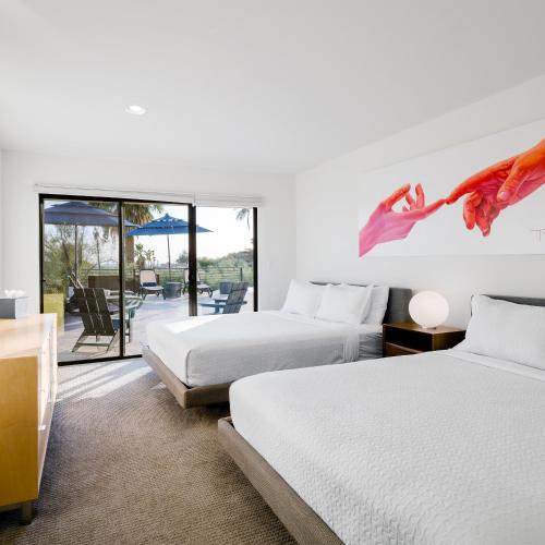 duas camas num quarto de hotel com um pátio em Multi-Million Dollar Luxury Estate, Heated Pool, City Views em Phoenix