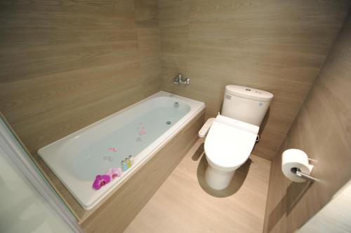 a bathroom with a toilet and a bath tub at Kaohsiung International Plaza in Kaohsiung