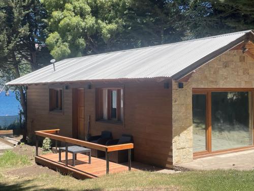 een kleine hut met een metalen dak bij Casa con vista al lago in Bariloche