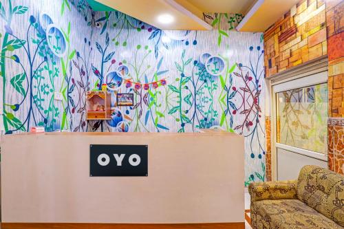 Zimmer mit einer Wand mit bunten Graffiti in der Unterkunft OYO Golden Moment Guest House in Neu-Delhi