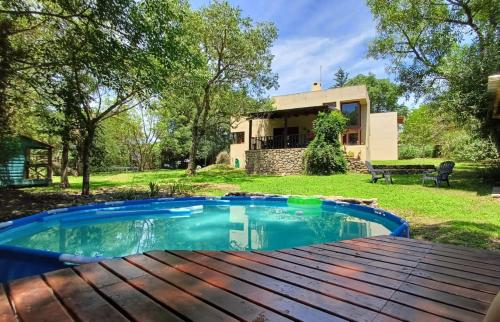 un cortile con piscina e una casa di El Pacará a Vaqueros