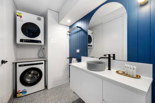 ゴールドコーストにあるHi Ho Beach Apartments on Broadbeachのキッチン(洗濯機、乾燥機、洗濯機付)