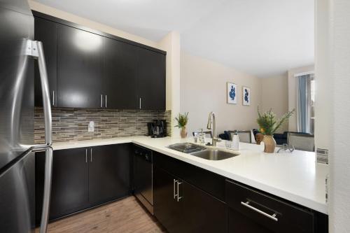 Kitchen o kitchenette sa Charming & Peaceful l 1 bedroom in Marina Del Rey, CA