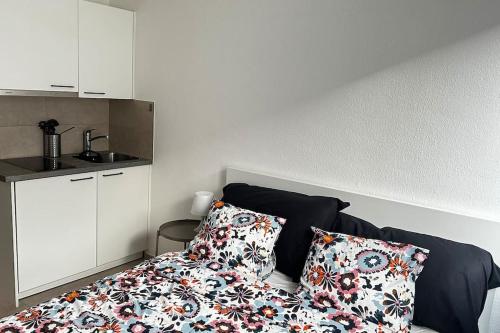 - une chambre avec un lit et deux oreillers dans l'établissement Studio hyper centre, à Genève