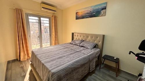 1 dormitorio con cama y ventana en Magnifique appartement meublé à Dakar, Rte de Rufisque, en Dakar