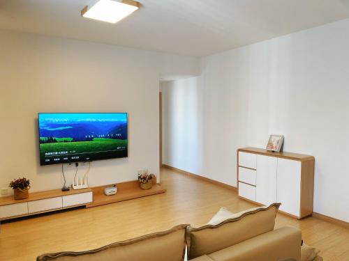 a living room with a couch and a flat screen tv at Inn Yuiko in Dali