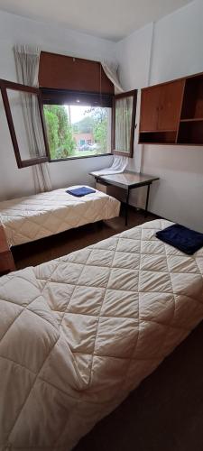 薩爾塔的住宿－Refugio de sueños，一间卧室设有两张床和窗户。