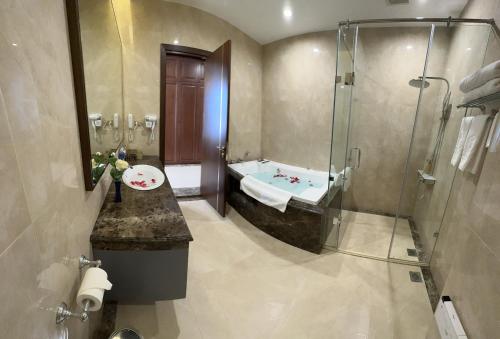 W łazience znajduje się wanna i prysznic. w obiekcie Kinh Bắc Palace Hotel w mieście Bồ Sơn