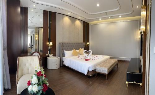 ein Hotelzimmer mit einem Bett und einem Stuhl in der Unterkunft Kinh Bắc Palace Hotel in Bồ Sơn